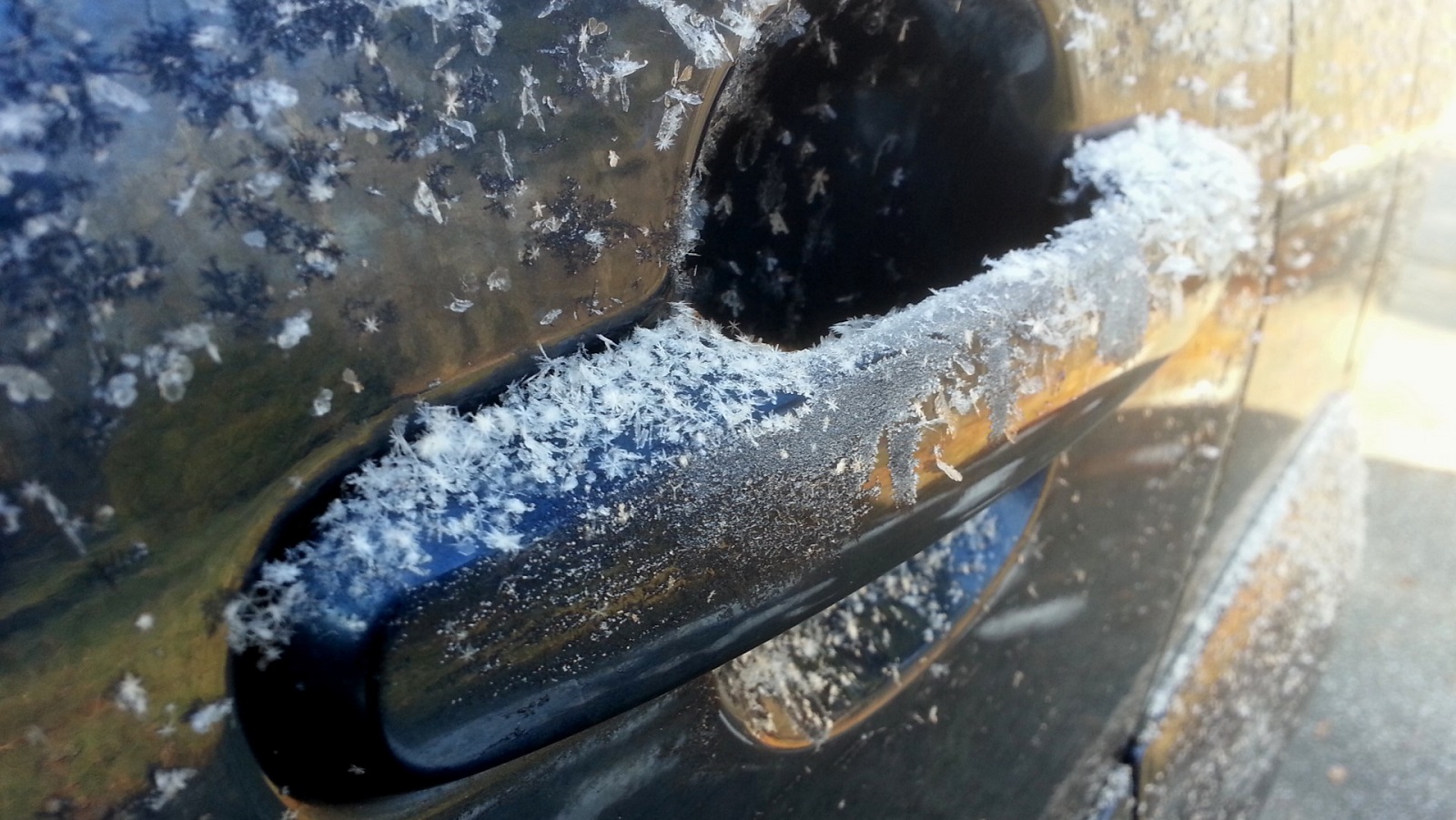Tipps: So kannst du dein Auto garantiert vom Eis befreien